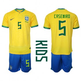 Baby Fußballbekleidung Brasilien Casemiro #5 Heimtrikot WM 2022 Kurzarm (+ kurze hosen)